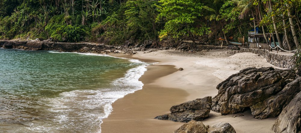 Muitas praias do Guarujá, como a do Éden, oferecem contato próximo com mata nativa. 