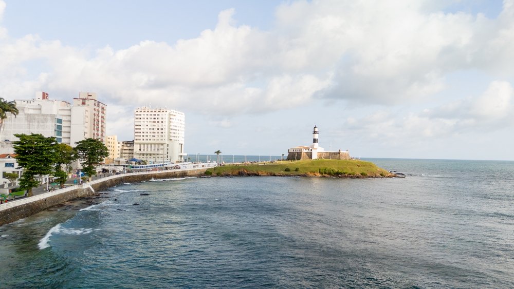 Praias de Salvador com farol ao fundo